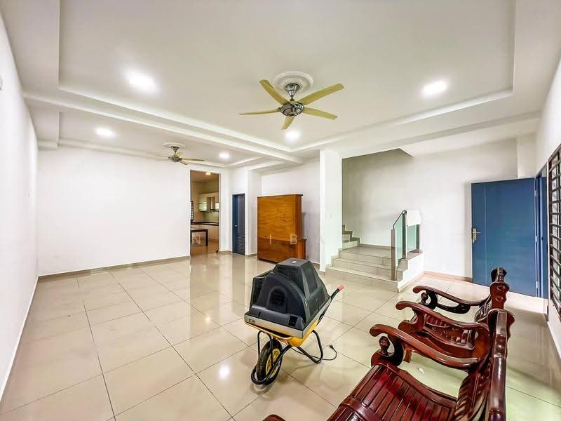 Rumah Teres 2-Tingkat untuk Dijual di Taman Nusari Bayu (Bandar Sri Sendayan) - Najibah Sahari - Living Room - PropertyGuru.com.my