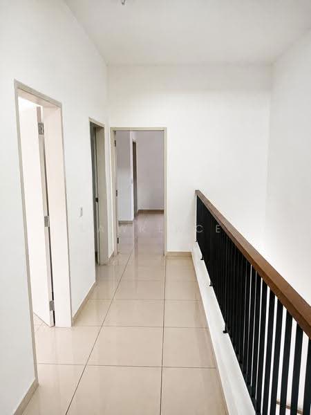 Rumah Teres 2-Tingkat untuk Disewa di Bandar Rimbayu (Telok Panglima Garang) - Lawrence Looi - Corridor - PropertyGuru.com.my