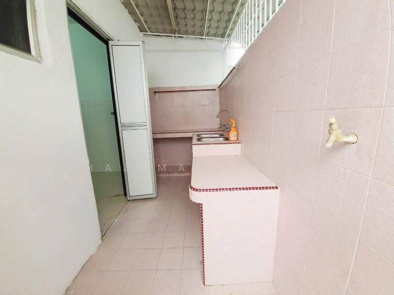 2-storey Terraced House for Sale in Taman Desa Serdang (Seri Kembangan) - Hazeman Omar - Kitchen - PropertyGuru.com.my