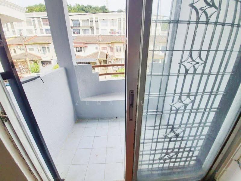 2-storey Terraced House for Sale in Taman Desa Serdang (Seri Kembangan) - Hazeman Omar - Balcony - PropertyGuru.com.my