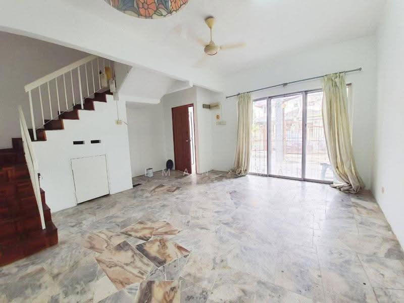 2-storey Terraced House for Sale in Taman Desa Serdang (Seri Kembangan) - Hazeman Omar - Living Room - PropertyGuru.com.my
