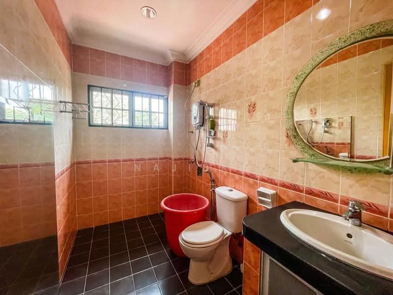 Semi-Detached House for Sale in Taman Sri Jelok (Kajang) - Najibah Sahari - Bathroom - PropertyGuru.com.my