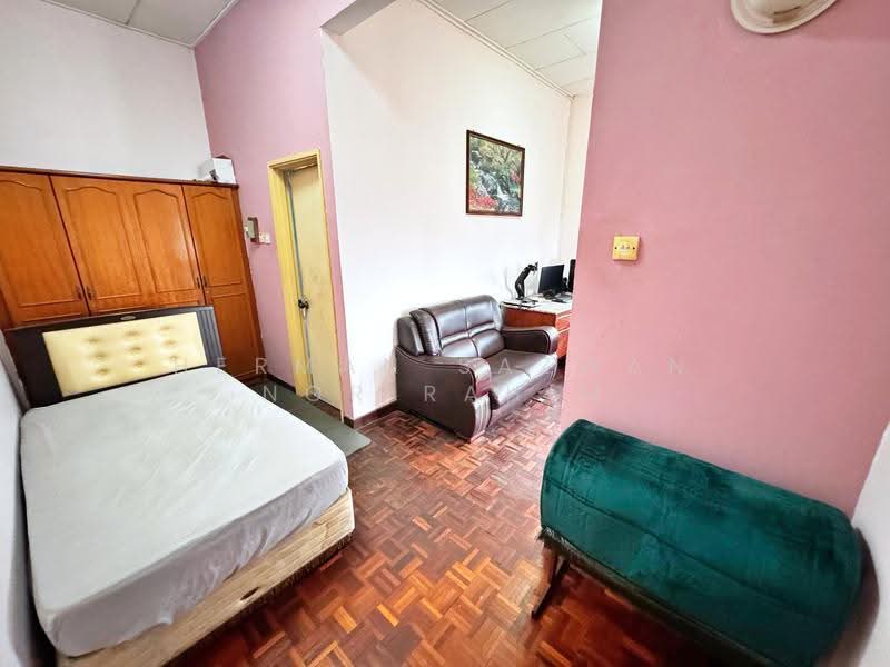 Bungalow House untuk Dijual di Seksyen 2 Bandar Baru Bangi (Bandar Baru Bangi) - Herman Sazwan Nor Rahim - Bedroom - PropertyGuru.com.my
