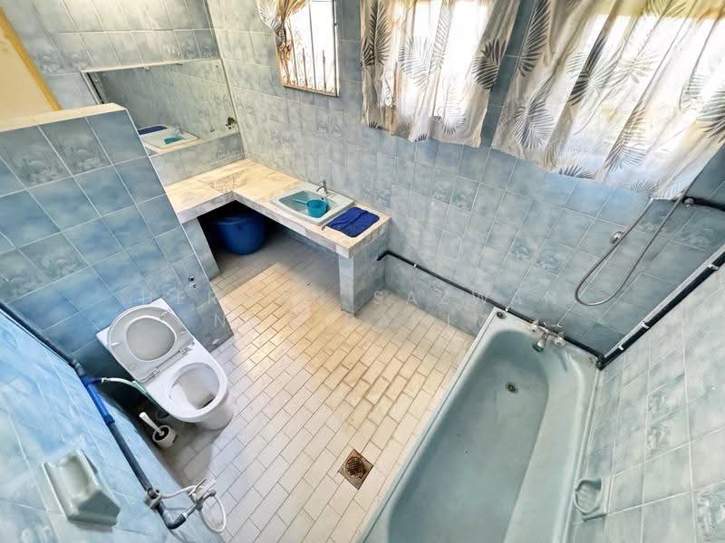 Bungalow House untuk Dijual di Seksyen 2 Bandar Baru Bangi (Bandar Baru Bangi) - Herman Sazwan Nor Rahim - Bathroom - PropertyGuru.com.my