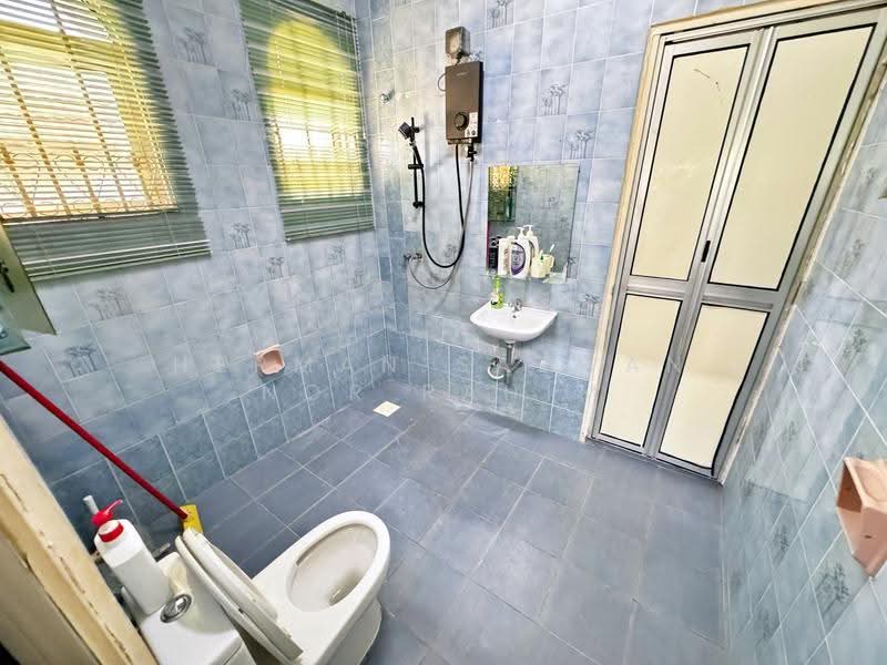 Bungalow House untuk Dijual di Seksyen 2 Bandar Baru Bangi (Bandar Baru Bangi) - Herman Sazwan Nor Rahim - Bathroom - PropertyGuru.com.my