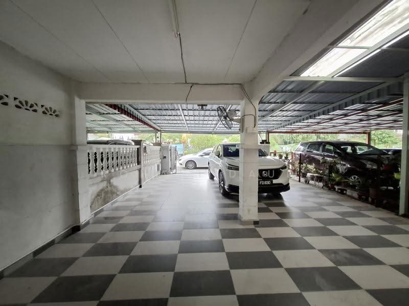 2-storey Terraced House for Sale in Bukit Beruntung (Selangor) - Rohani Daud - Car Park - PropertyGuru.com.my