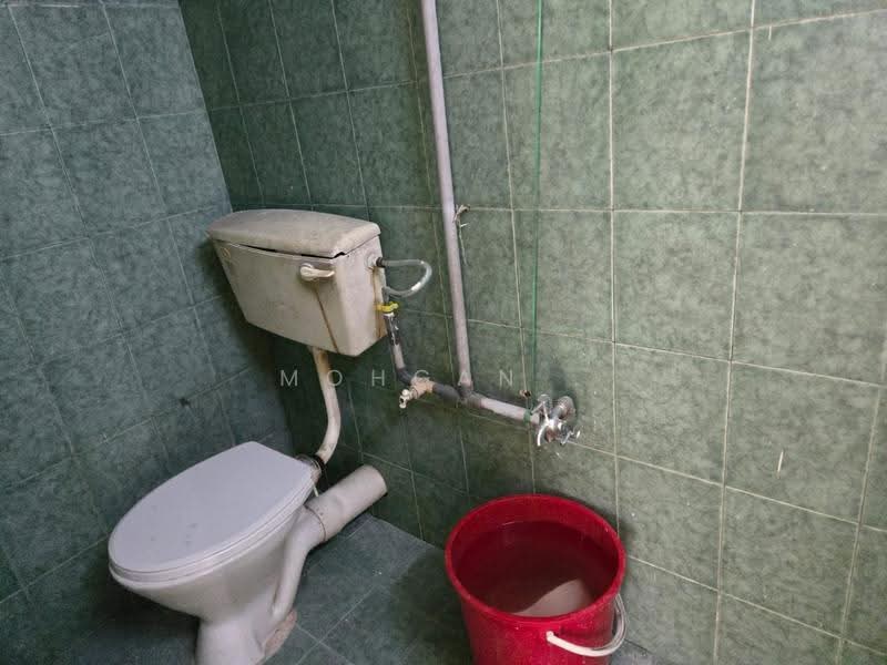 Flat for Sale at Kampung Lindungan PJS 6 - Mohgan . - Bathroom - PropertyGuru.com.my
