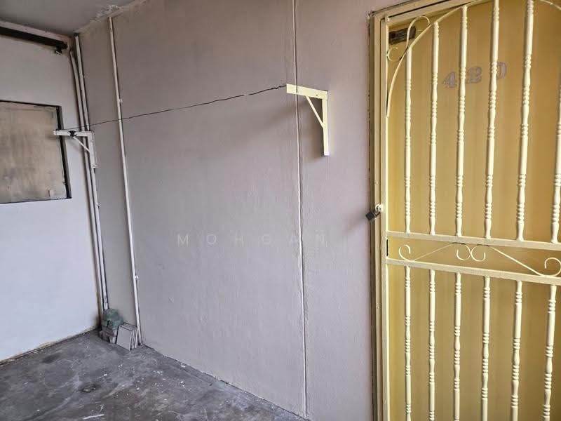 Flat for Sale at Kampung Lindungan PJS 6 - Mohgan . - Entrance - PropertyGuru.com.my