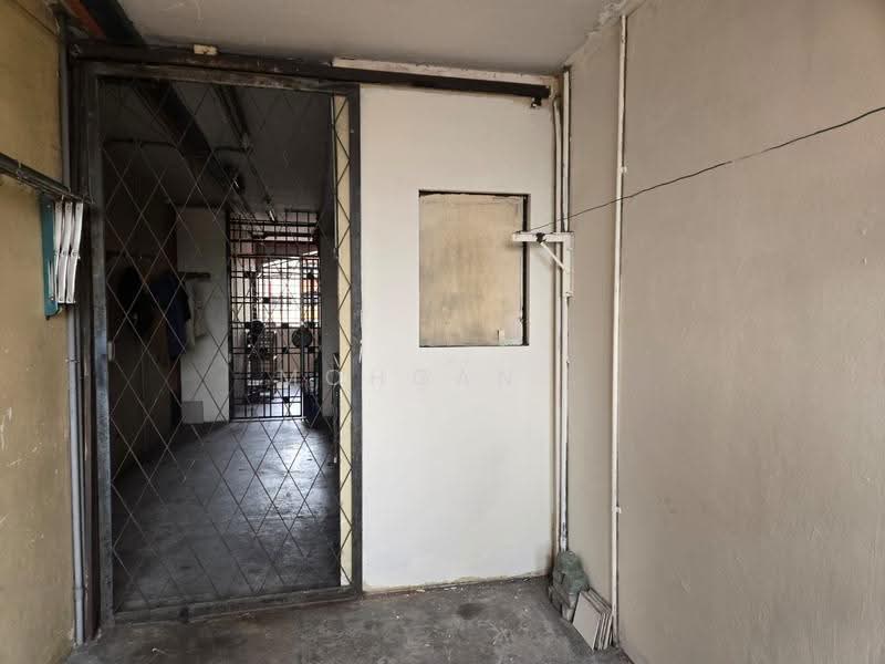 Flat for Sale at Kampung Lindungan PJS 6 - Mohgan . - Entrance - PropertyGuru.com.my