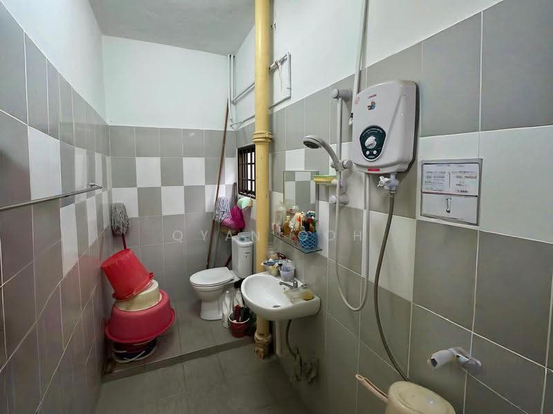 Rumah Teres 2-Tingkat untuk Dijual di Bukit Dumbar (Jelutong) - Qyan Goh - Bathroom - PropertyGuru.com.my