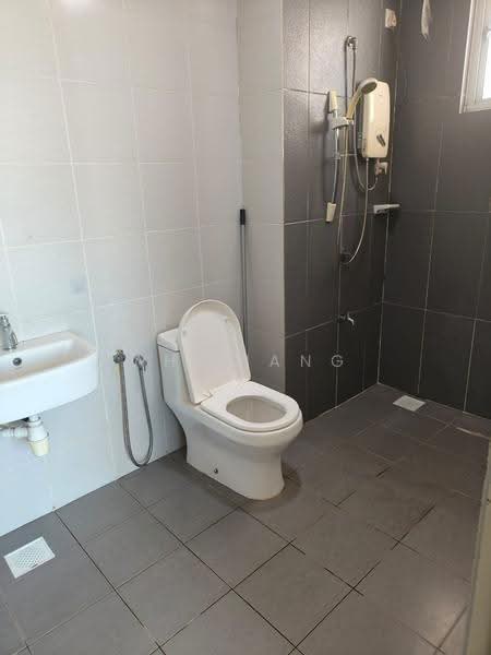 Kediaman Servis untuk Dijual di Pandan Residence 2 - Ah Liang - Bathroom - PropertyGuru.com.my