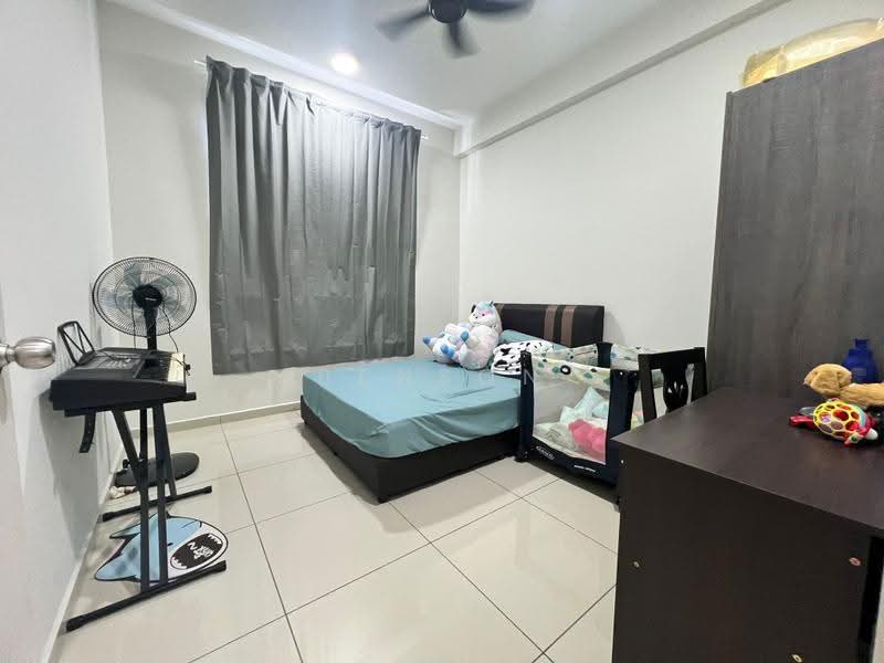Kediaman Servis untuk Dijual di Parkland Residence - Benson Chong - Bedroom - PropertyGuru.com.my