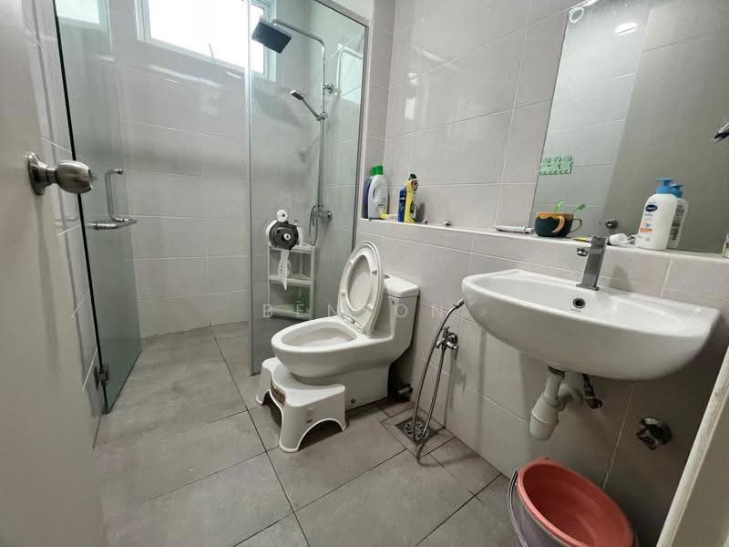 Kediaman Servis untuk Dijual di Parkland Residence - Benson Chong - Bathroom - PropertyGuru.com.my