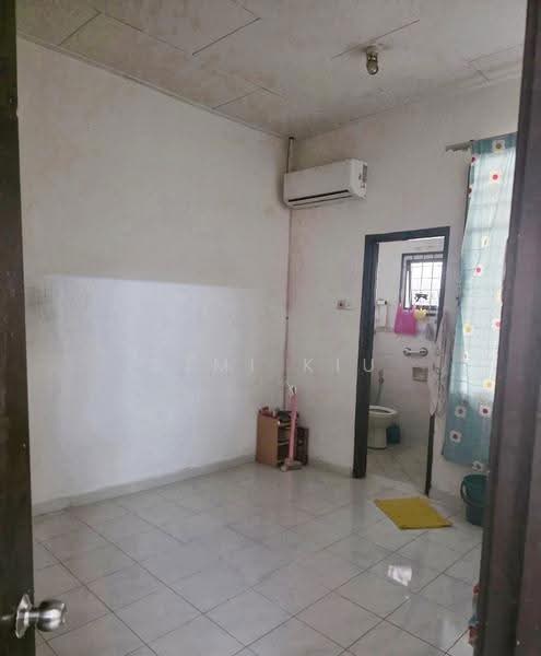 1-storey Terraced House for Sale in Taman Daya (Johor Bahru) - Kimi Kiu - Bathroom - PropertyGuru.com.my