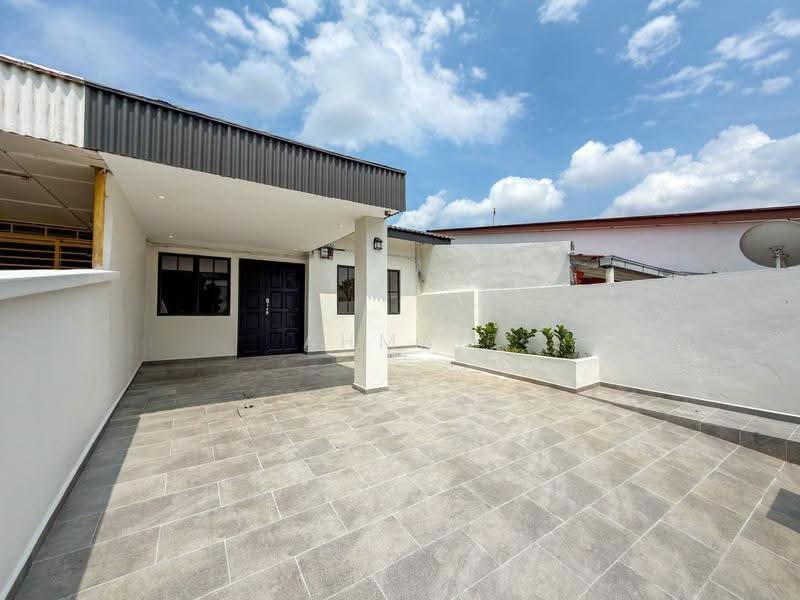 Rumah Teres 1-Tingkat untuk Dijual di Taman Dusun Jaya (Semenyih) - Ahmad Muslim - Exterior - PropertyGuru.com.my