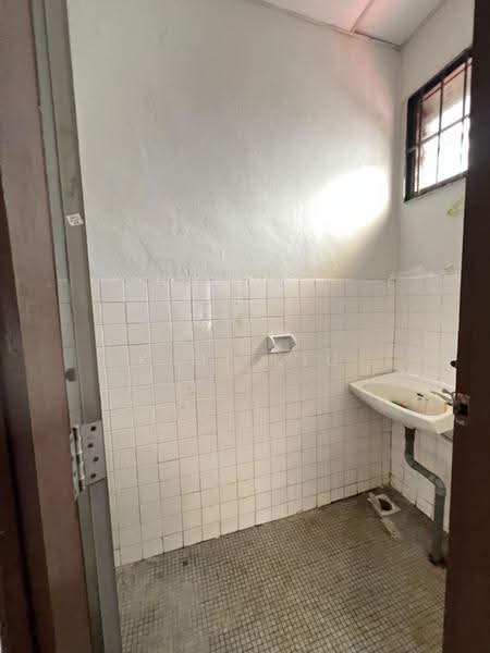 Kilang Teres untuk Disewa di Taman Johor Jaya (Johor Bahru) - Kimi Kiu - Bathroom - PropertyGuru.com.my