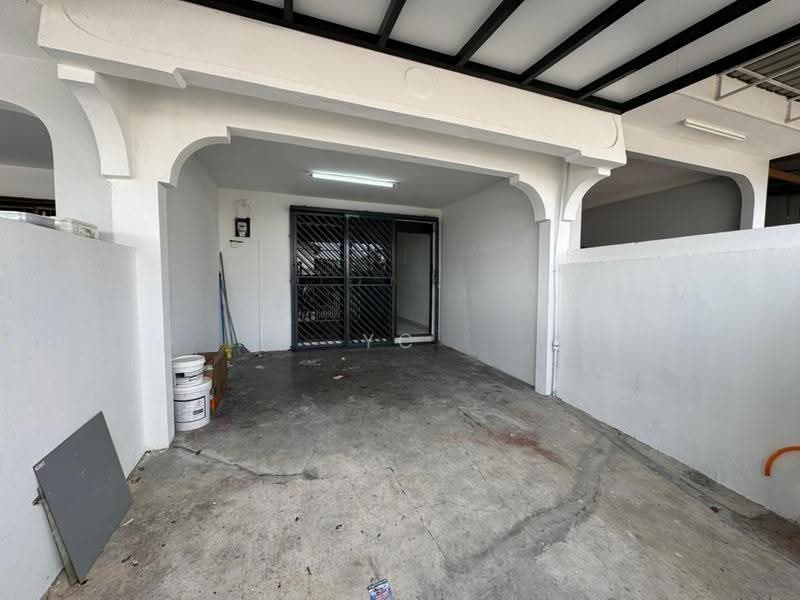 Rumah Teres 2-Tingkat untuk Disewa di Taman Skudai Baru (Skudai) - YC Fung - Car Park - PropertyGuru.com.my