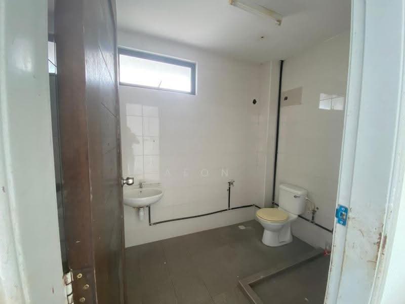 Rumah Berkembar untuk Disewa di Summerhill Villas (Bayan Lepas) - Aeon Law Ai - Bathroom - PropertyGuru.com.my
