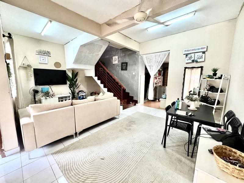 1.5-storey Terraced House for Sale in Semenyih (Selangor) - Fazri . - Living Room - PropertyGuru.com.my