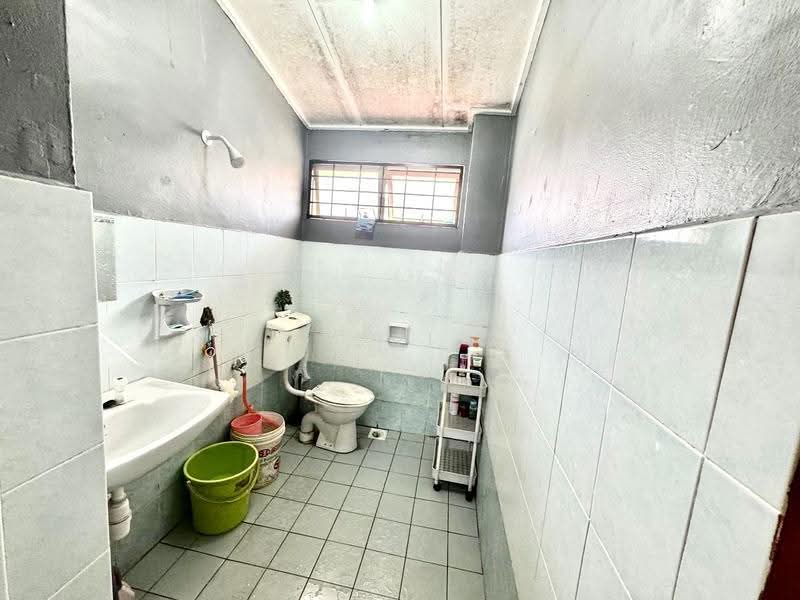 1.5-storey Terraced House for Sale in Semenyih (Selangor) - Fazri . - Bathroom - PropertyGuru.com.my