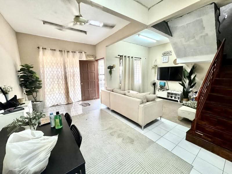 1.5-storey Terraced House for Sale in Semenyih (Selangor) - Fazri . - Living Room - PropertyGuru.com.my