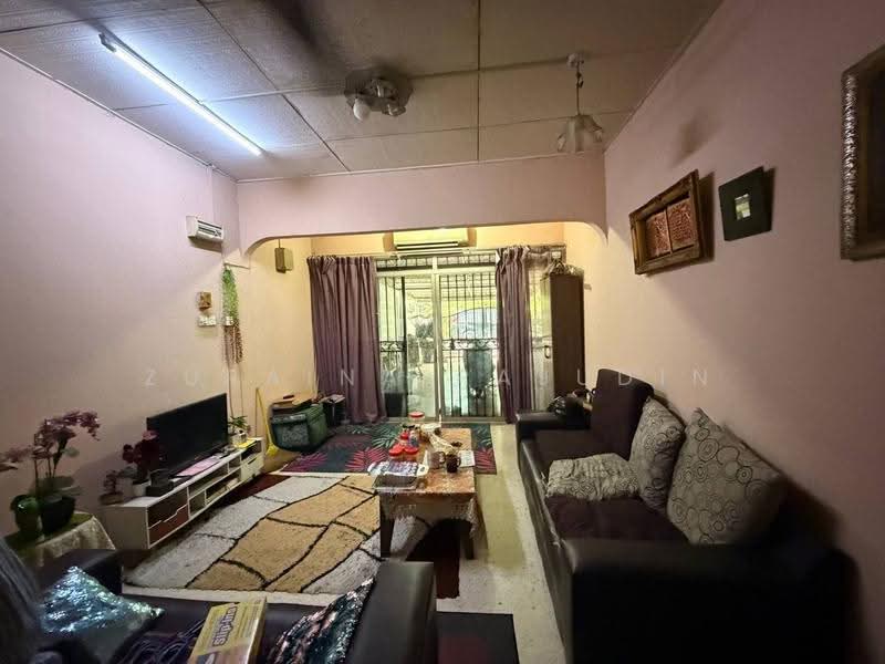 1-storey Terraced House for Sale in Seksyen 18 (Shah Alam) - Zuraina Rajudin - Living Room - PropertyGuru.com.my
