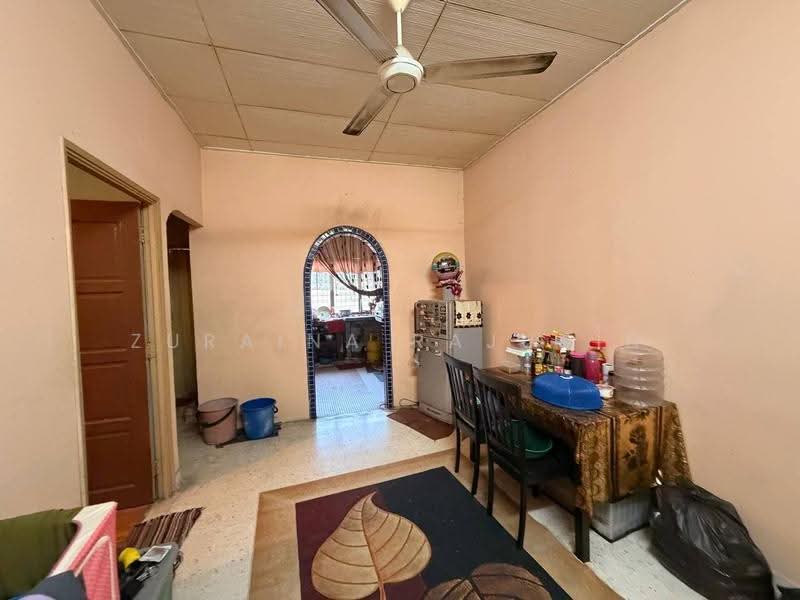 1-storey Terraced House for Sale in Seksyen 18 (Shah Alam) - Zuraina Rajudin - Living Room - PropertyGuru.com.my