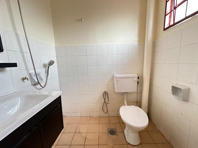 2-storey Terraced House for Sale in Kemboja (Bukit Beruntung) - Echo Kong - Bathroom - PropertyGuru.com.my