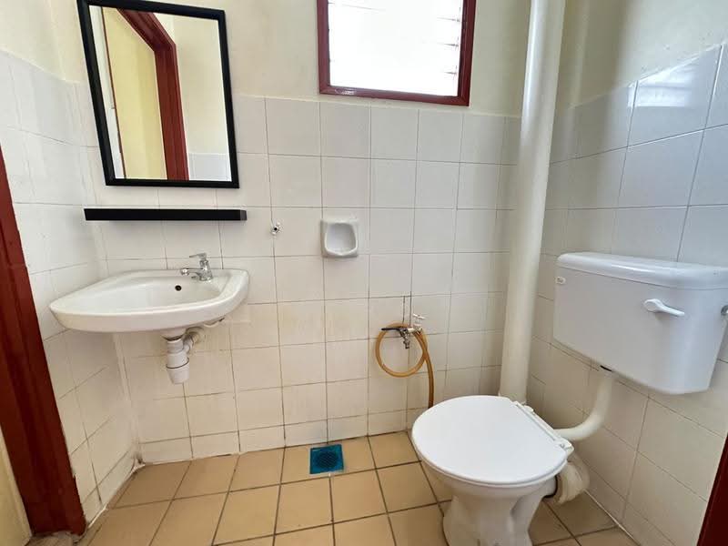 2-storey Terraced House for Sale in Kemboja (Bukit Beruntung) - Echo Kong - Bathroom - PropertyGuru.com.my