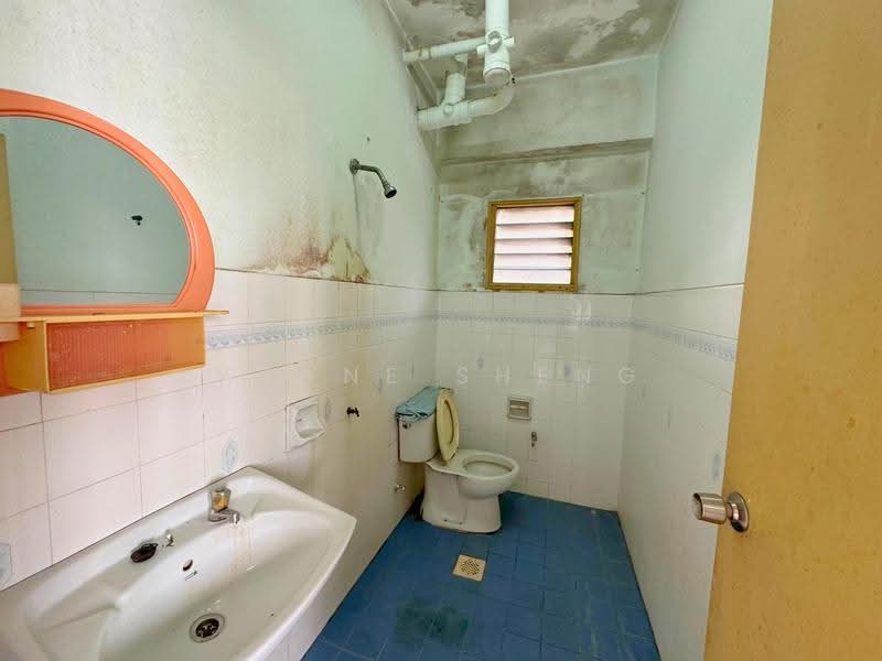 Kondominium untuk Dijual di Pandan Heights Condominium - WAYNE SHENG - Bathroom - PropertyGuru.com.my