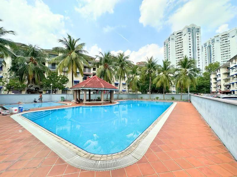 Kondominium untuk Dijual di Pandan Heights Condominium - WAYNE SHENG - Pool - PropertyGuru.com.my