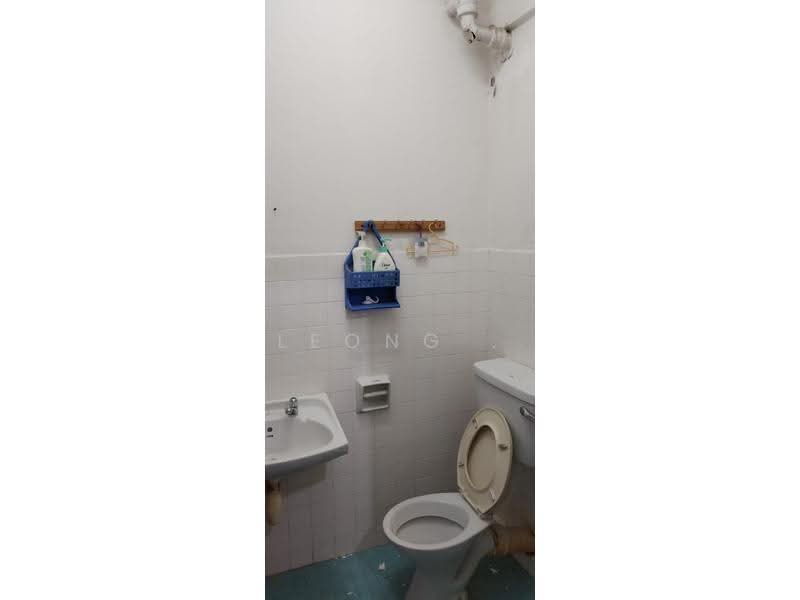 Pangsapuri untuk Dijual di Mutiara Indah Apartment - Leong . - Bathroom - PropertyGuru.com.my