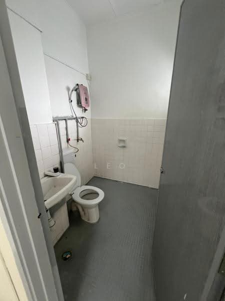 Rumah Teres 2-Tingkat untuk Disewa di Taman Bukit Serdang (Seri Kembangan) - Leo Koh - Bathroom - PropertyGuru.com.my