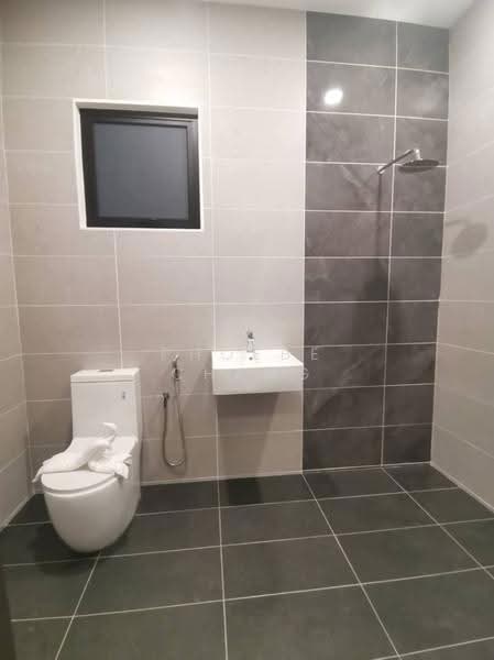 Kediaman Servis untuk Dijual di Loft 26 - Phoebe Chang - Bathroom - PropertyGuru.com.my
