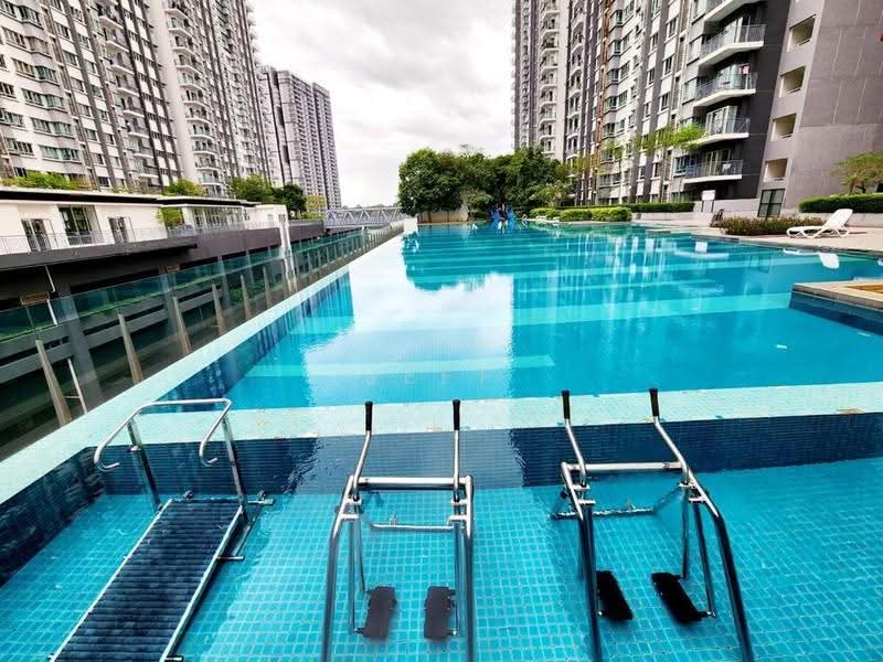 Kediaman Servis untuk Dijual di Savanna Executive Suite @ Southville City - Jeff Ng - Pool - PropertyGuru.com.my