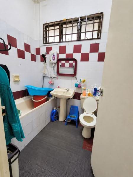 Rumah Teres 2-Tingkat untuk Dijual di Taman Daya (Johor Bahru) - Ee Fong Toh - Bathroom - PropertyGuru.com.my