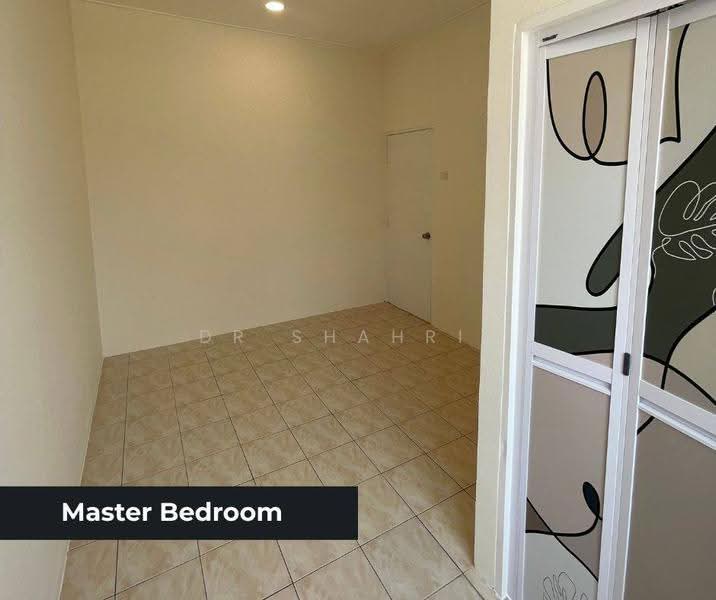 1-storey Terraced House for Sale in Bandar Saujana Putra (Tanjong Duabelas) - Dr Shahril Nizam - Master Bedroom - PropertyGuru.com.my