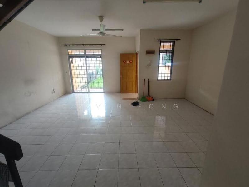 Rumah Teres 2-Tingkat untuk Disewa di Bandar Putra Permai (Seri Kembangan) - Calvin Fong - Living Room - PropertyGuru.com.my