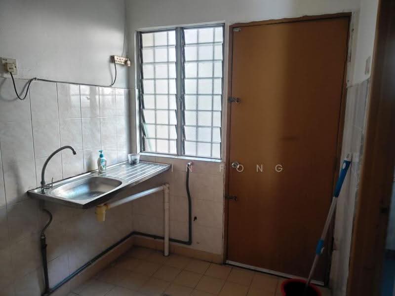 Rumah Teres 2-Tingkat untuk Disewa di Bandar Putra Permai (Seri Kembangan) - Calvin Fong - Kitchen - PropertyGuru.com.my