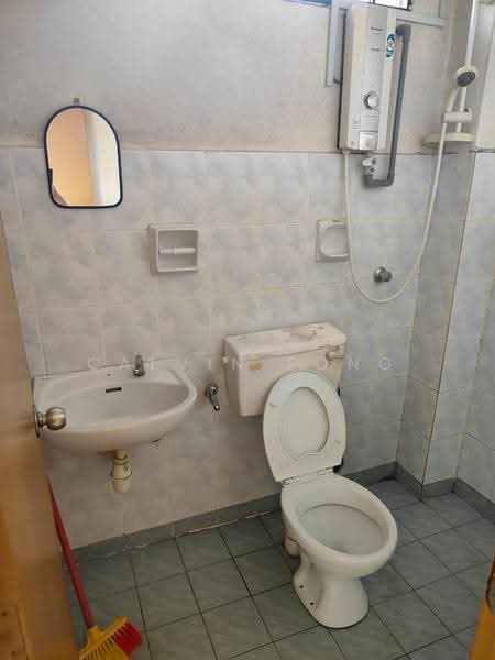 Rumah Teres 2-Tingkat untuk Disewa di Bandar Putra Permai (Seri Kembangan) - Calvin Fong - Bathroom - PropertyGuru.com.my