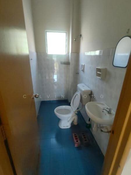 Rumah Teres 2-Tingkat untuk Disewa di Bandar Putra Permai (Seri Kembangan) - Calvin Fong - Bathroom - PropertyGuru.com.my