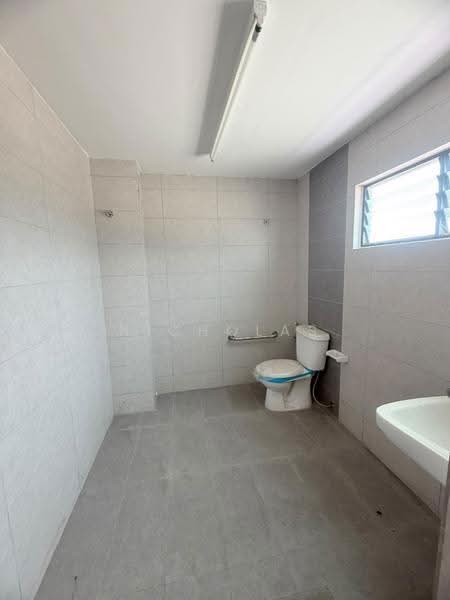 Kilang Teres untuk Disewa di Sungai Manggis (Banting) - Nicholas Lim - Bathroom - PropertyGuru.com.my