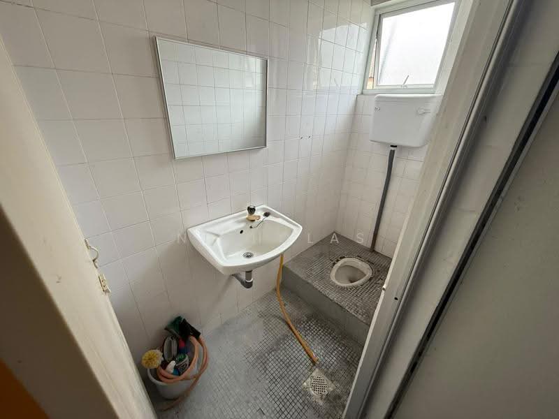 Shop / Office for Rent in Taman Taiping (Ipoh) - Nicholas Lee - Bathroom - PropertyGuru.com.my