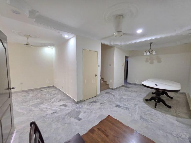 Rumah Teres 2-Tingkat untuk Dijual di Seksyen 15 (Bangi) - Azli Ibrahim - Living Room - PropertyGuru.com.my