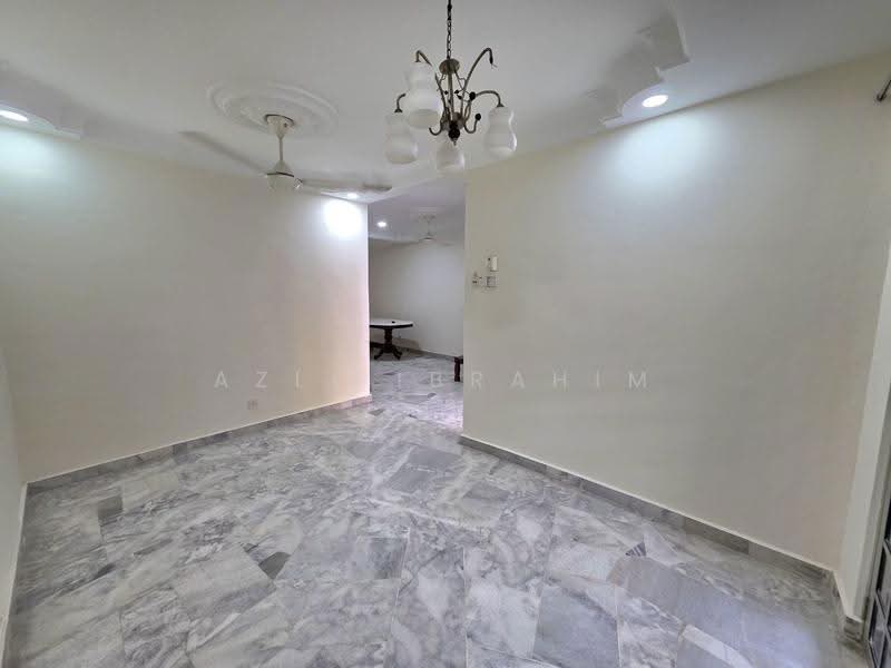Rumah Teres 2-Tingkat untuk Dijual di Seksyen 15 (Bangi) - Azli Ibrahim - Living Room - PropertyGuru.com.my