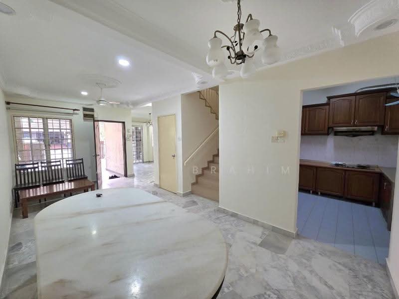 Rumah Teres 2-Tingkat untuk Dijual di Seksyen 15 (Bangi) - Azli Ibrahim - Living Room - PropertyGuru.com.my