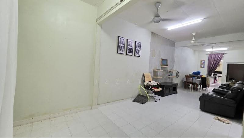 1-storey Terraced House for Sale in Taman Seri Mahkota Aman (Kuantan) - Izzat Azman - Living Room - PropertyGuru.com.my