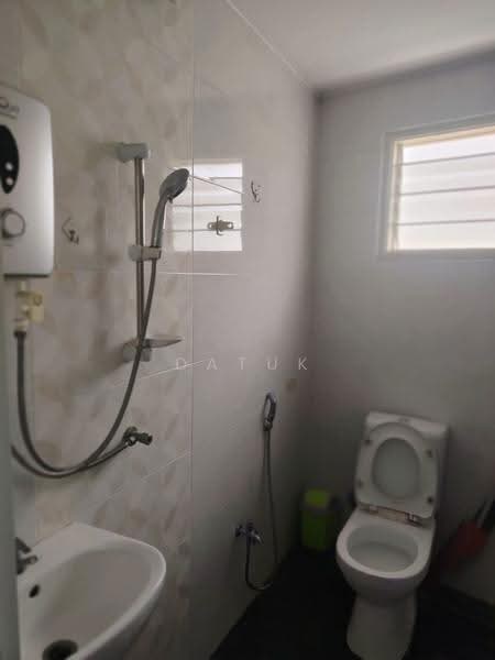 Rumah Teres 1-Tingkat untuk Disewa di Taman Canning (Ipoh) - Datuk Lee Heng - Bathroom - PropertyGuru.com.my