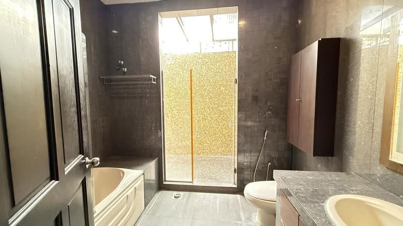 Rumah Berkembar untuk Dijual di Beverly Heights (Ampang) - Kew . - Bathroom - PropertyGuru.com.my