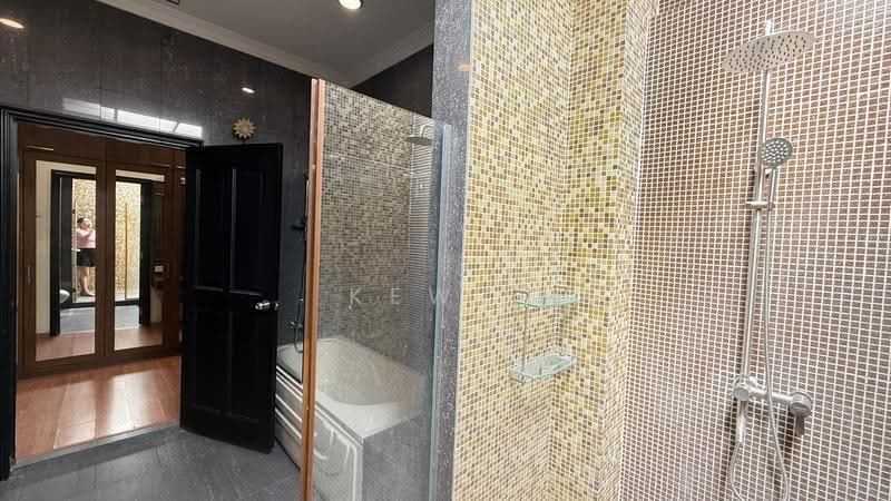 Rumah Berkembar untuk Dijual di Beverly Heights (Ampang) - Kew . - Bathroom - PropertyGuru.com.my